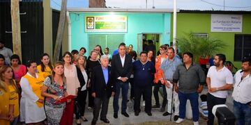 Con el acompañamiento del Intendente Municipal, Ing\u002E Jorge Jofré, y el gobernador electo del Distrito 4845 Miguel Cruz, el club rotario hizo entrega del equipamiento completo para una cocina