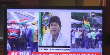 BOL112 LA PAZ (BOLIVIA), 10/11/2019\u002E- Ciudadanos bolivianos observan en una pantalla la renuncia del presidente de Bolivia, Evo Morales, este domingo en La Paz (Bolivia)\u002E Morales confirmó que renuncia a la Presidencia después de casi 14 años en el poder, en un video desde algún lugar indeterminado, tras haber dimitido en cascada la mayoría de su Gobierno\u002E El mandatario apreció en la televisión para anunciar su renuncia, tras lamentar un \