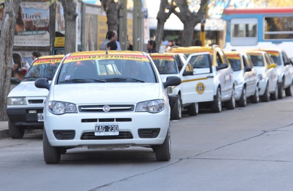 Desarrollan una app para saber si taxis y remises están habilitados