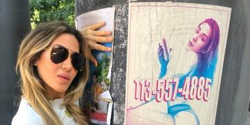 Jimena Barón junto a su provocativo cartel\u002E