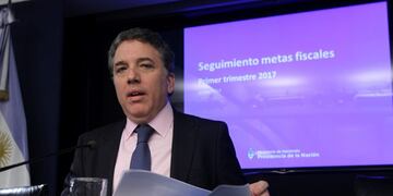 DYN04, BUENOS AIRES, 27/04/2017, EL MINISTRO DE HACIENDA, NICOLu00c1S DUJOVNE, EN CONF\u002E DE PRENSA PARA INFORMAR EL RESULTADO FISCAL CORRESPONDIENTE AL PRIMER TRIMESTRE DEL Au00d1O\u002E LO ACOMPAu00d1AN LOS SECRETARIOS SEBASTIu00c1N GALIANI, DE POLu00cdTICA ECONu00d3MICA, Y RODRIGO PENA, DE HACIENDA\u002E FOTO:DYN/LUCIANO THIEBERGER\u002E ciudad de buenos aires nicolas dujovne ministro de hacienda conferencia de prensa informe del resultado fiscal del primer trimestre