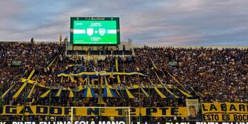 Supporters of Boca Juniors cheer for their team before their Argentina First Division football match against Banfield at Florencio Sola stadium, in Banfield, near of Buenos Aires, on March 11, 2017. / AFP PHOTO / ALEJANDRO PAGNI