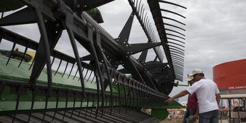 muestra agropecuaria organizada por grupo claru00edn Nueva edicion de Expoagro en Ramallo 2016 stand stands de marcas presentaciu00f3n nuevos modelos de maquinariasrnrnAttendees inspect a Deere & Co. combine harvester during the Expoagro agricultural fair in Buen