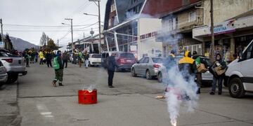 Reclamos y cortes de calles de brigadistas del SPLIF en Bariloche