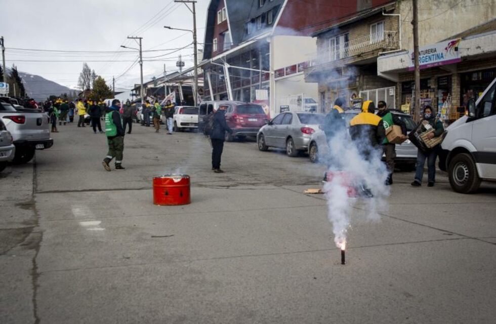 Reclamos y cortes de calles de brigadistas del SPLIF en Bariloche
