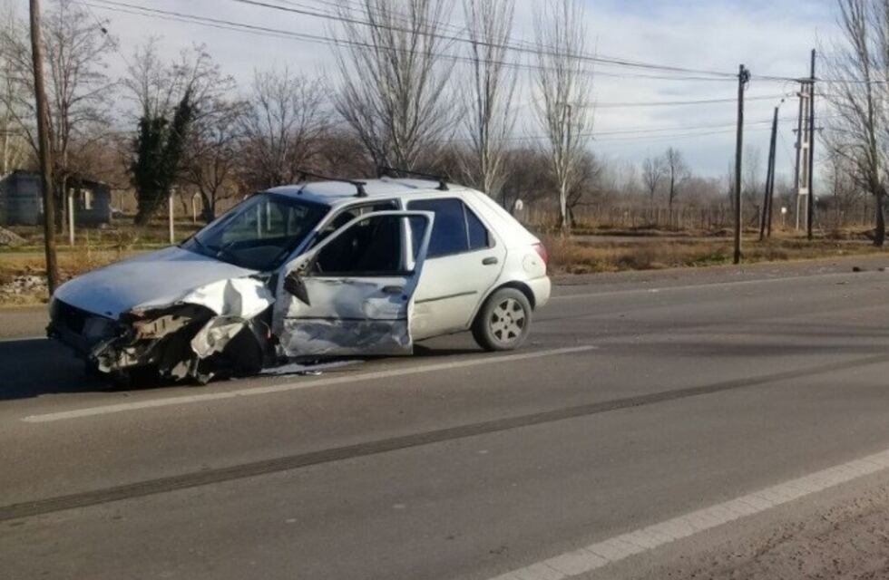 Un accidente entre una camioneta y un auto provocó el corte de la ruta 40