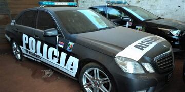 La versión es E350 cuatro puertas, tiene un motor naftero V6, tracción trasera y caja automática de siete velocidades\u002E