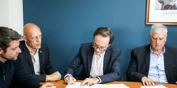 La Provincia firmó un convenio con Estudiantes de Río Cuarto\u002E