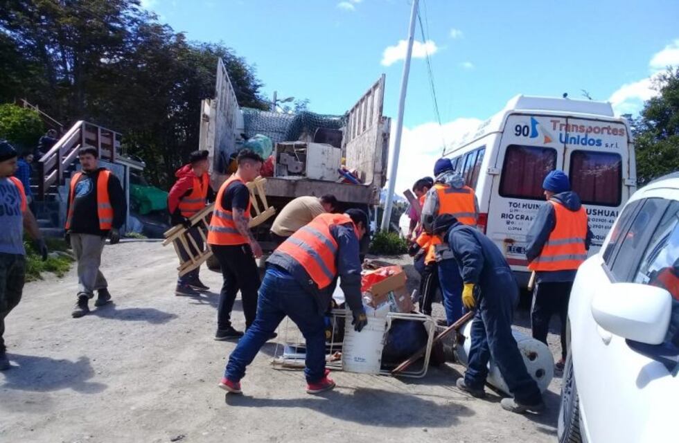 Personal de Medio Ambiente municipal embellece la ciudad luego de Navidad