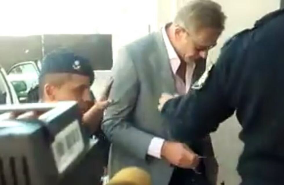 Hinchas de Colón le arrojaron huevos a Lerche en la entrada al tribunal