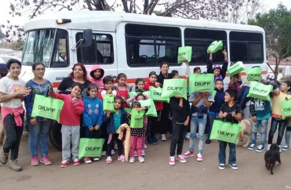 Carlos Paz: los niños de un merendero ya tienen zapatillas nuevas gracias a la gente