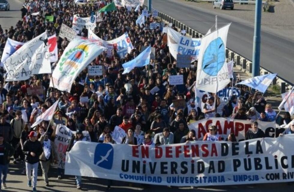 Universitarios se unen al reclamo de los docentes con una movilización