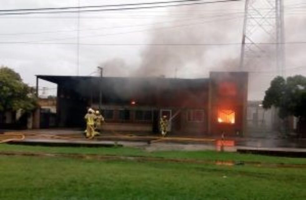 Inriville: importante incendio en un corralón