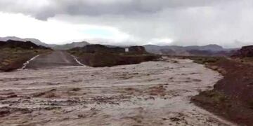 Río desbordado en el camino a Villavicencio\u002E