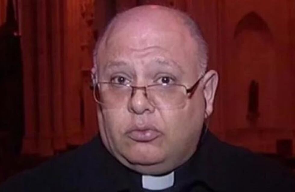 Indignante: un cura le pegó una patada a una chica que festejaba su graduación