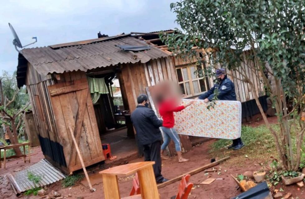 Policías de Oberá entregaron donaciones a varias familias afectadas por el temporal