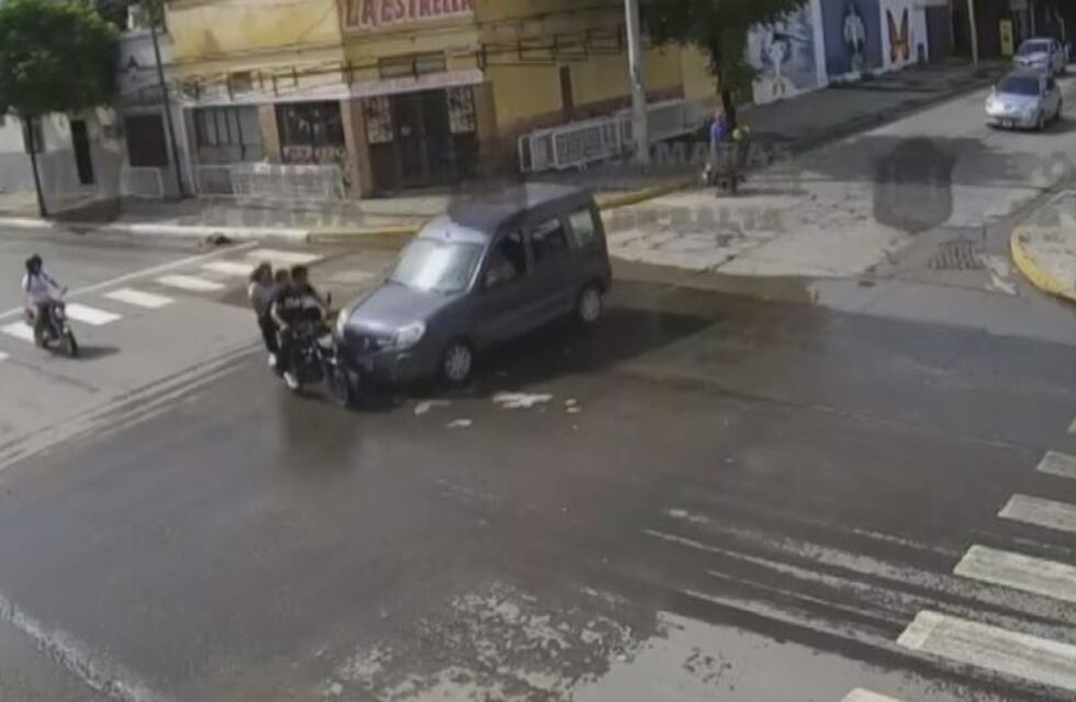 Impactante choque: iban en moto, sin casco y con un bebé