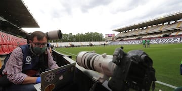 Imagen Ilustrativa GRAF8786\u002E MADRID, 10/06/2020\u002E- Un fotógrafo ataviado con guantes y mascarilla prepara su equipo técnico antes del encuentro de Segunda División entre Rayo Vallecano y Albacete, este miércoles, en el Estadio de Vallecas\u002E El encuentro reanudará la competición en Segunda División, tras quedar detenida en marzo por la crisis sanitaria\u002E EFE/JuanJo Martín protocolo reportero grafico canchas
