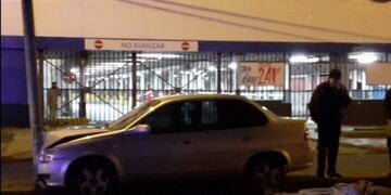 El vehículo quedó detenido sobre el cantero central a la altura del supermercado Carrefour\u002E (Canal 3)