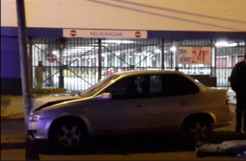 Remisero se descompensó, chocó y falleció de madrugada cerca del Acceso Sur