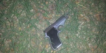 Joven armado en plena calle