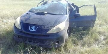 Un conductor herido tras un vuelco en la ruta 51