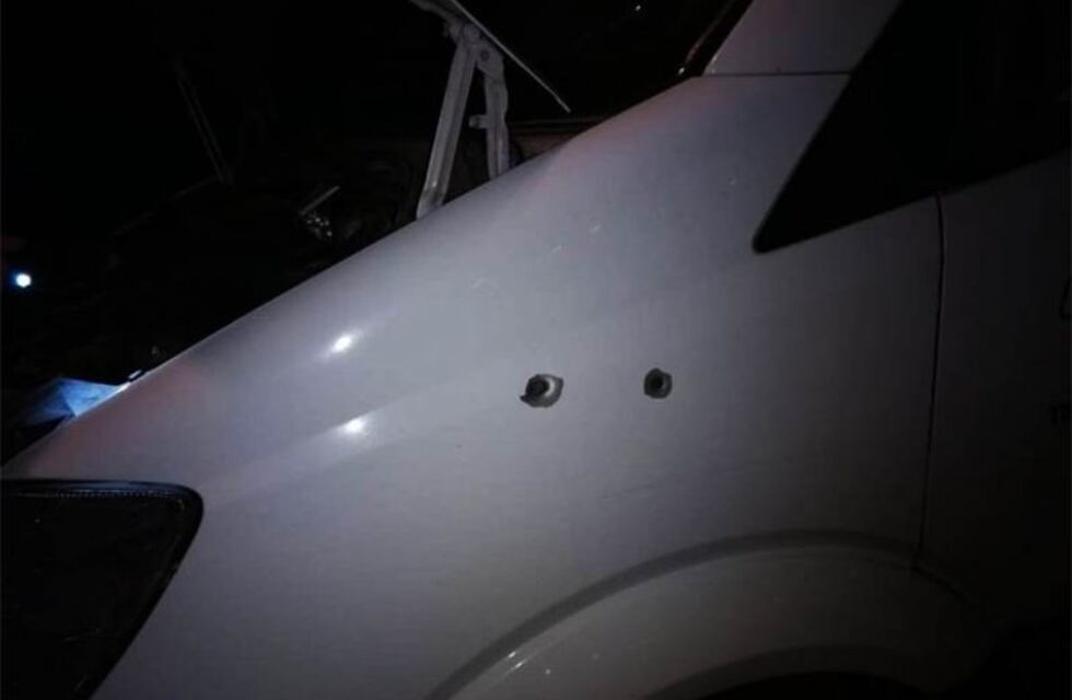 Pánico en una combi con estudiantes cordobeses baleada por piratas del asfalto