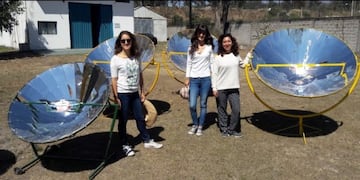 Las ingenieras Marta de la Torre y Paula Martín Posse, y la economista Consuelo García, con los artefactos solares de la Fundación EcoAndina\u002E