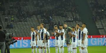 El capitán Juan Cruz Komar y todo el equipo, en el sentido homenaje al Tata\u002E