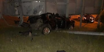 Villa Parque Santa Ana: despistó de Ruta 5 y chocó contra un cartel publicitario