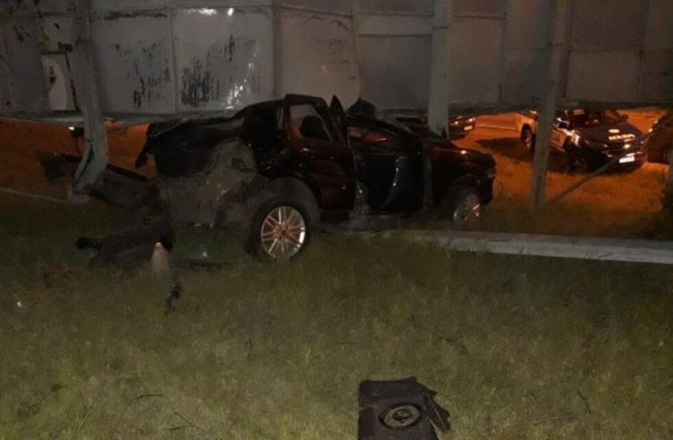 Villa Parque Santa Ana: despistó de Ruta 5 y chocó contra un cartel publicitario