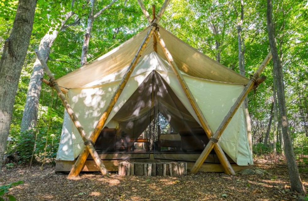 El camping se viste de glam: ¿Pasar la noche en una carpa de lujo?