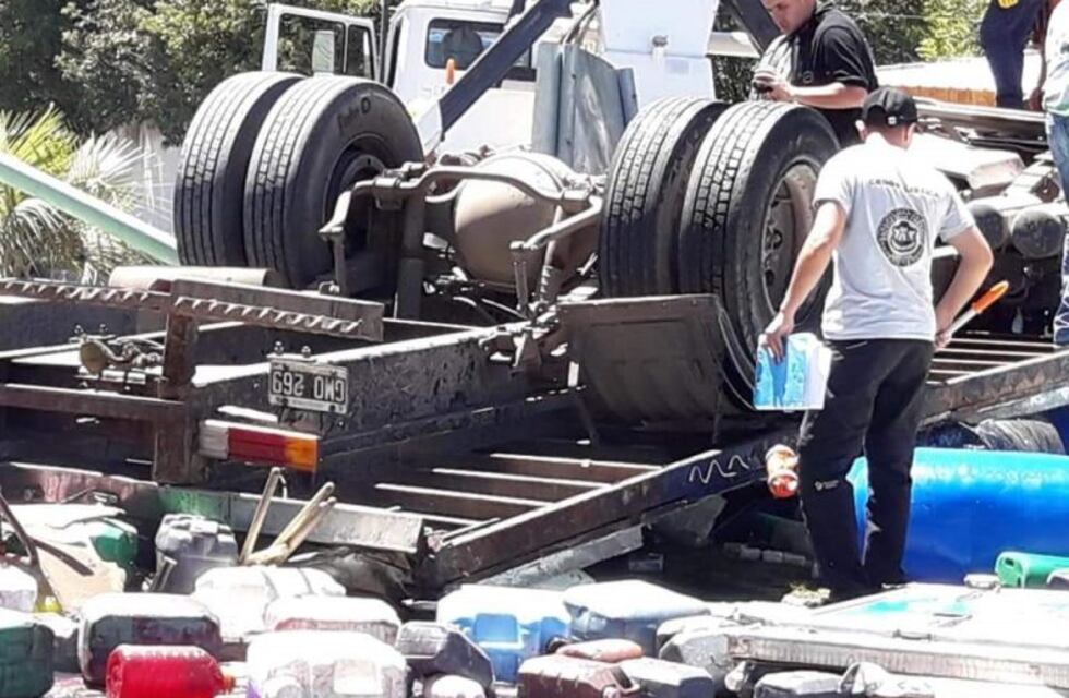 Mina Clavero: volcó un camión y aplastó a los dos ocupantes, un muerto