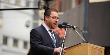 Ariel Eichbaum, presidente de la AMIA, dando su discurso durante el acto por los 25 años del atentado a la mutual judía en Buenos Aires\u002E (Federico López Claro)
