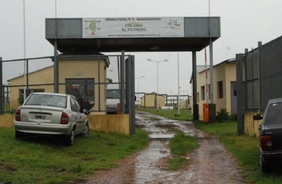Agente penitenciario desmaya de una trompada a un superior