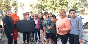 Chicos devolviendo la butaca de Bomberos Arroyito