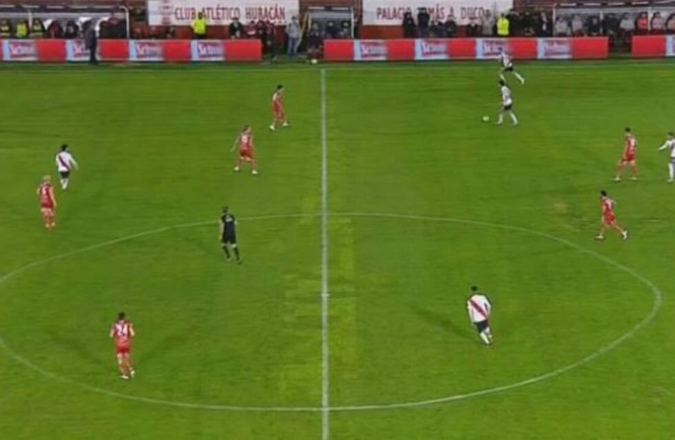 Huracán, la nueva víctima de los memes por el círculo central "a mano" de su estadio