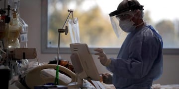 A heath worker attends a patient in an intensive care unit designated for people infected with COVID-19 at a hospital in Buenos Aires, Argentina, Friday, Oct\u002E 2, 2020\u002E (AP Photo/Natacha Pisarenko) TERAPIA INTENSIVA - CASOS DEL DIA - CORONAVIRUS