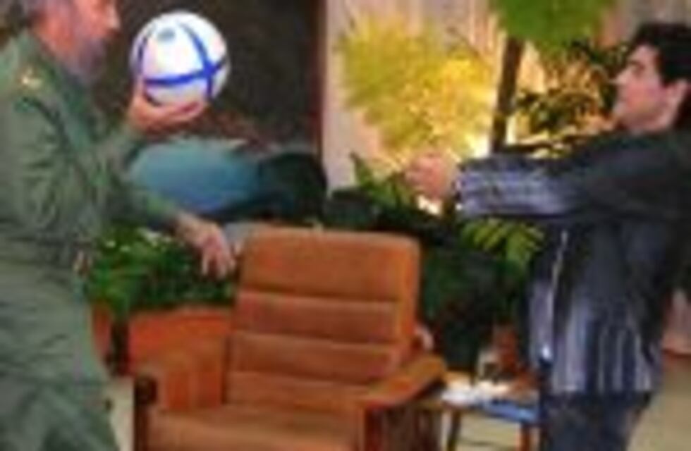 Maradona, golpeado por la muerte de Fidel Castro: "Fue como un segundo padre"