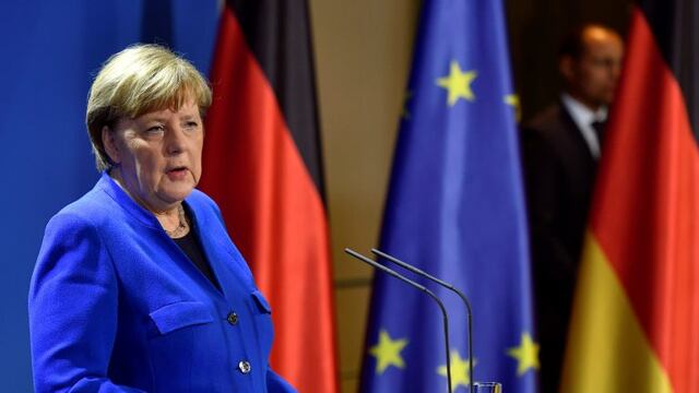 Angela Merkel dijo que está dispuesta a recibir la vacuna AstraZeneca. (AP)