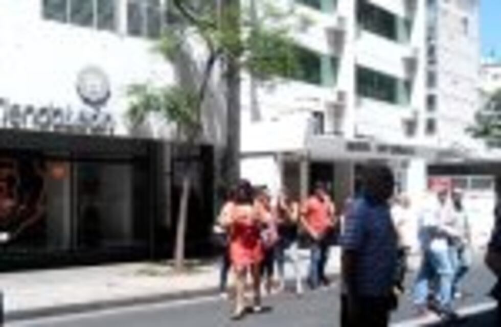 Odontólogos cortan la calle en San Lorenzo al 900 por la demora para cobrar servicios a PAMI