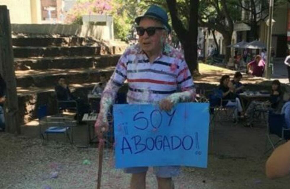 Emocionante: A los 82 años se recibió de abogado