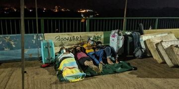 Argentinos varados en Iguazú, durmieron sobre colchones húmedos y a la intemperie