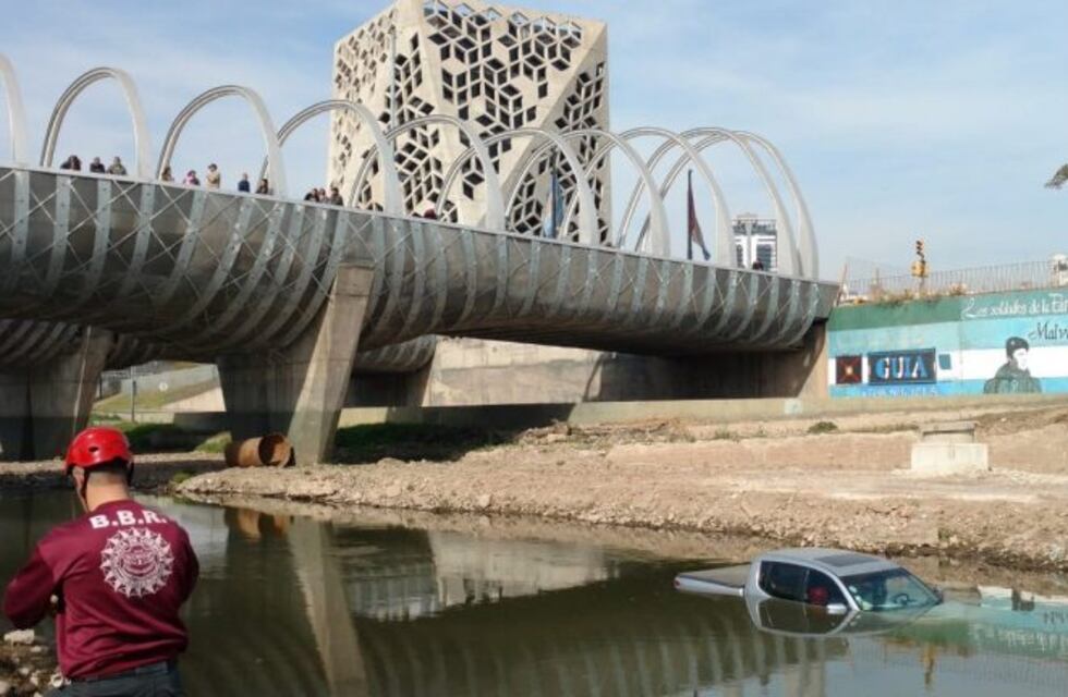 En fotos: una camioneta cayó en el río Suquía