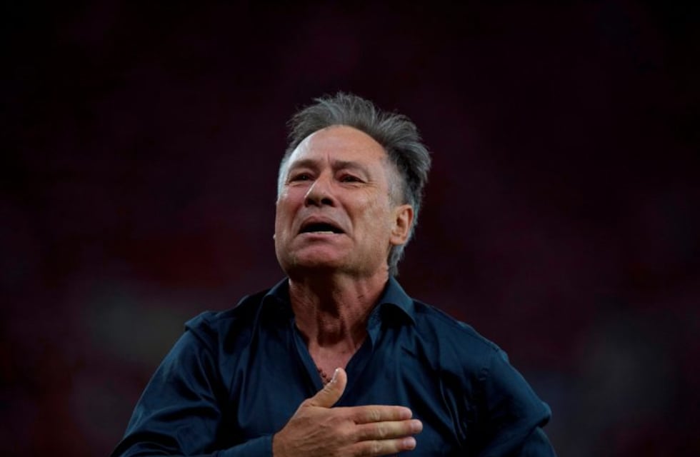 Ariel Holan dejó de ser el técnico de Independiente por presiones de la barra brava