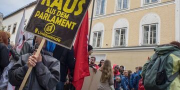 (FILES) This file photo taken on April 18, 2015 shows protesters gathering outside the house where Adolf Hitler was born during the anti-Nazi protest in Braunau Am Inn, Austria.nThe house in Austria where Adolf Hitler was born is to be torn down to stop it from becoming a neo-Nazi shrine, authorities said on October 17, 2016 after years of bitter legal wrangling. / AFP PHOTO / JOE KLAMAR