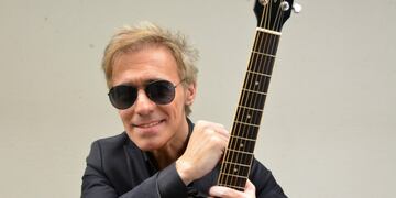 Cae, el sex symbol que se supo reinventar a partir de sus canciones y un humor cu00f3mplice.