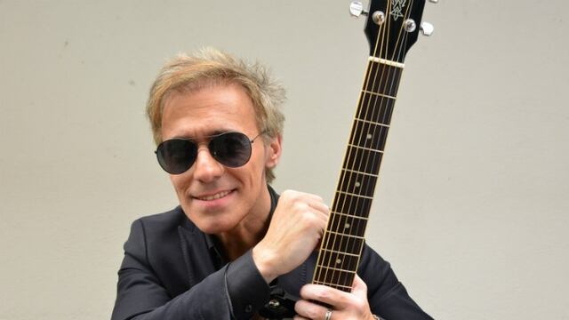 Cae, el sex symbol que se supo reinventar a partir de sus canciones y un humor cu00f3mplice.