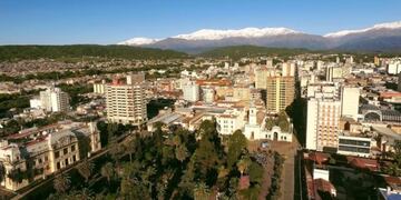 El casco histórico de la ciudad en primer plano, en una vista panorámica parcial de San Salvador de Jujuy.