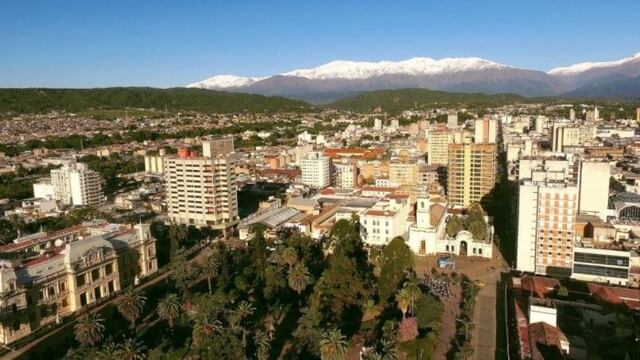 El casco histórico de la ciudad en primer plano, en una vista panorámica parcial de San Salvador de Jujuy.